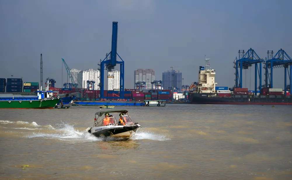 Cán bộ, chiến sĩ Biên phòng tuần tra trên sông Sài Gòn
