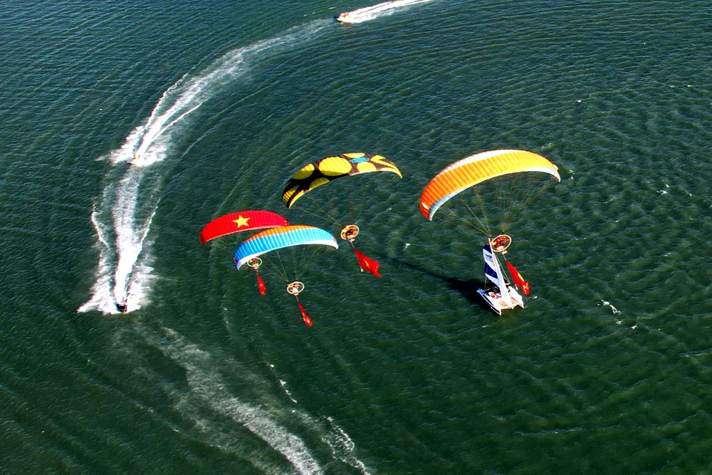 Thành tựu - Dù lượn trên vịnh Hạ Long.jpeg