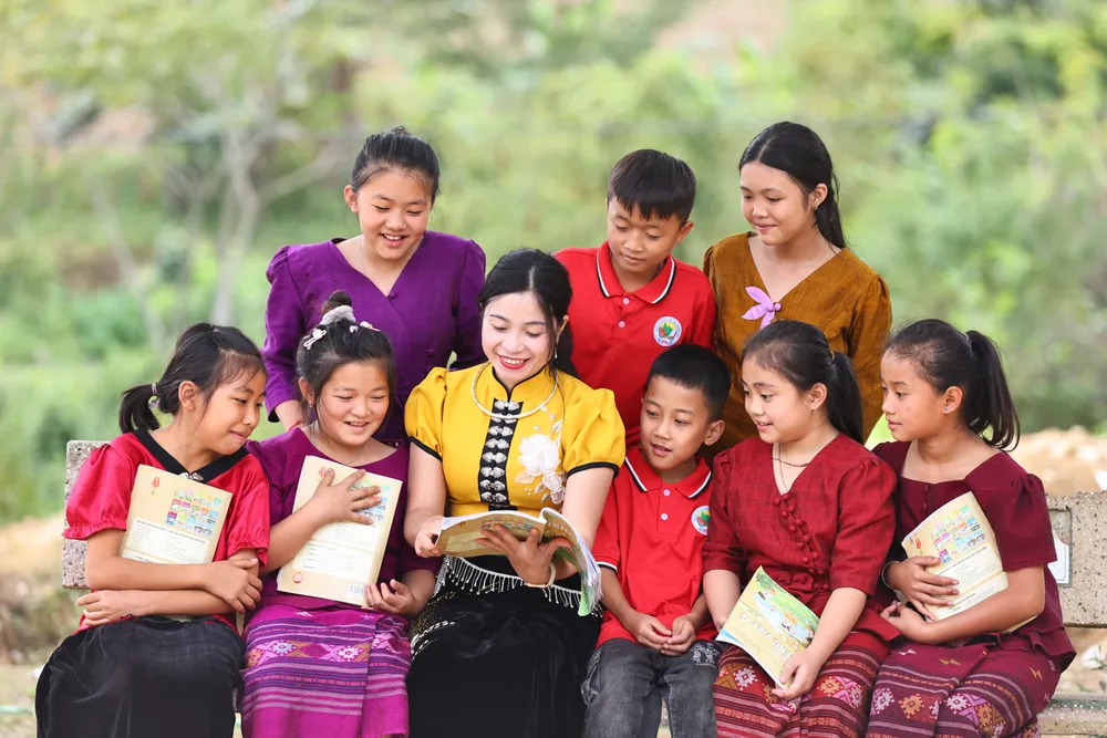 Vì trẻ thơ - Cô và trò vùng cao.jpeg