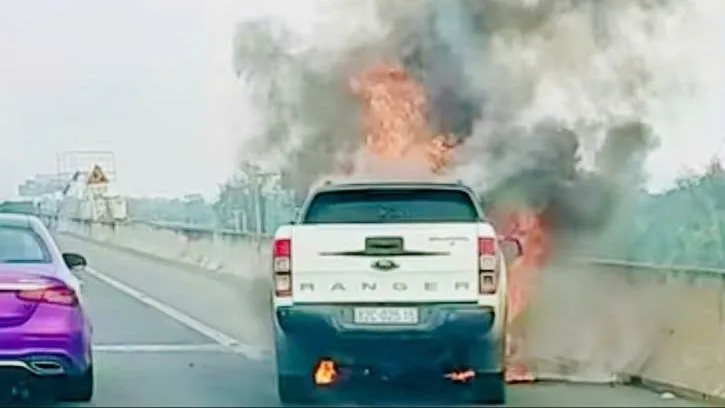 Phần đầu xe bốc cháy dữ dội