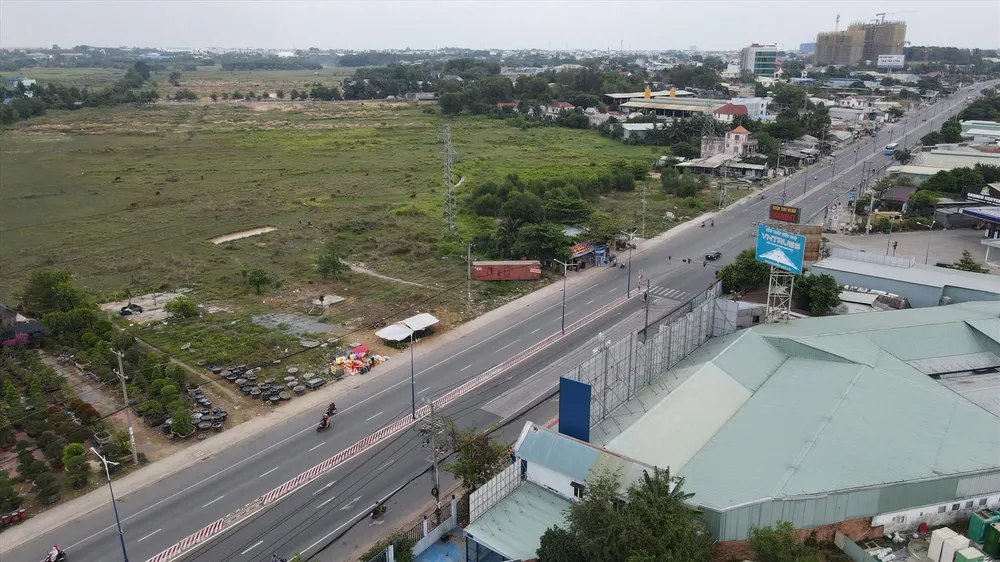 Quốc lộ 13 qua địa bàn TP Thuận An, BÌnh Dương đang được nâng cấp, mở rộng.jpg
