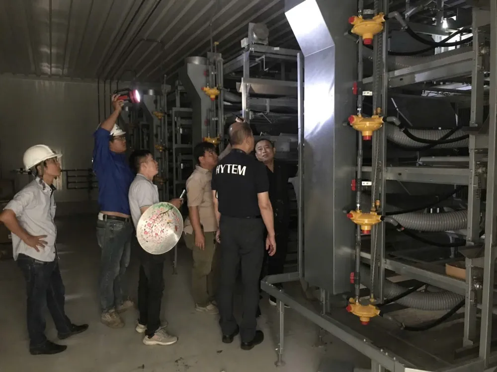 Hình 2- Chuyên gia Nhật Bản đến kiểm tra vận hành hệ thống nhà gà hậu bị.jpg