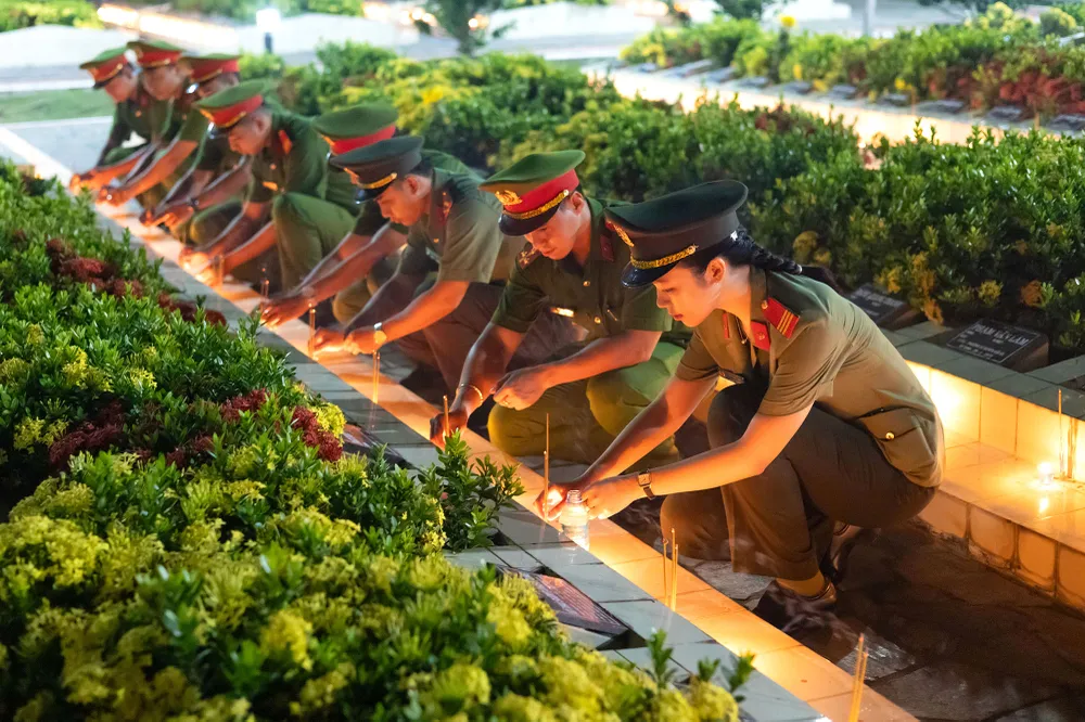 Thắp nến tri ân.jpeg