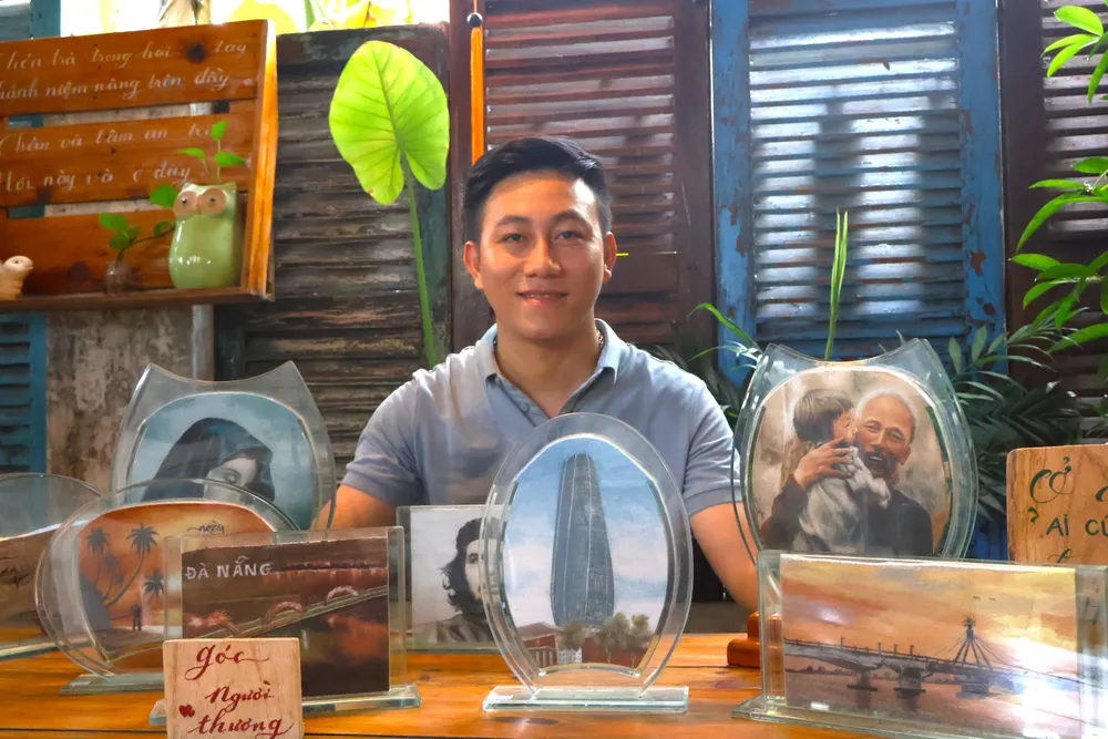 Anh Phan Quang Dũng và những sản phẩm tranh cát của mình