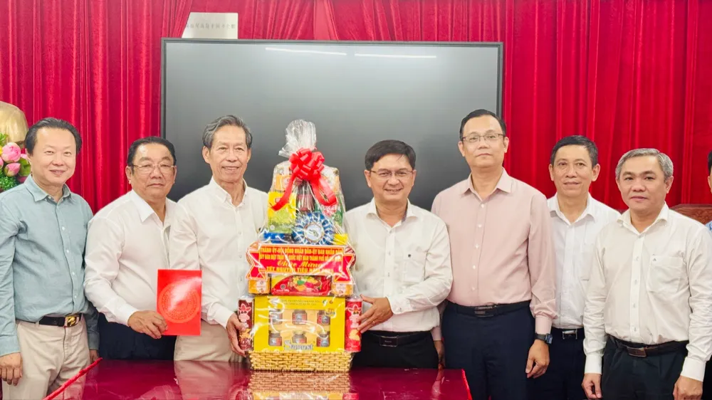 Đồng chí Nguyễn Mạnh Cường, Trưởng Ban Tuyên giáo và Dân vận Thành ủy TPHCM thăm, chúc tết các hội quán ở quận 5