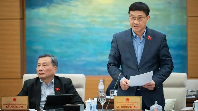 Chủ nhiệm Ủy ban Kinh tế Vũ Hồng Thanh báo cáo tại phiên họp 