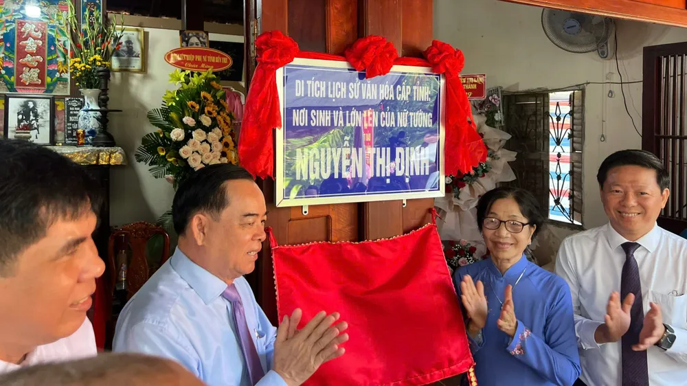 Đại biểu thực hiện nghi thức gắn biển Di tích lịch sử văn hóa cấp tỉnh