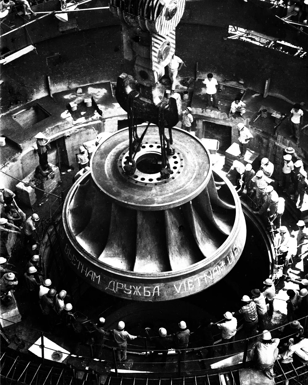 Lắp đặt thành công bánh xe công tác nặng 72 tấn ở Thủy điện Trị An.jpeg