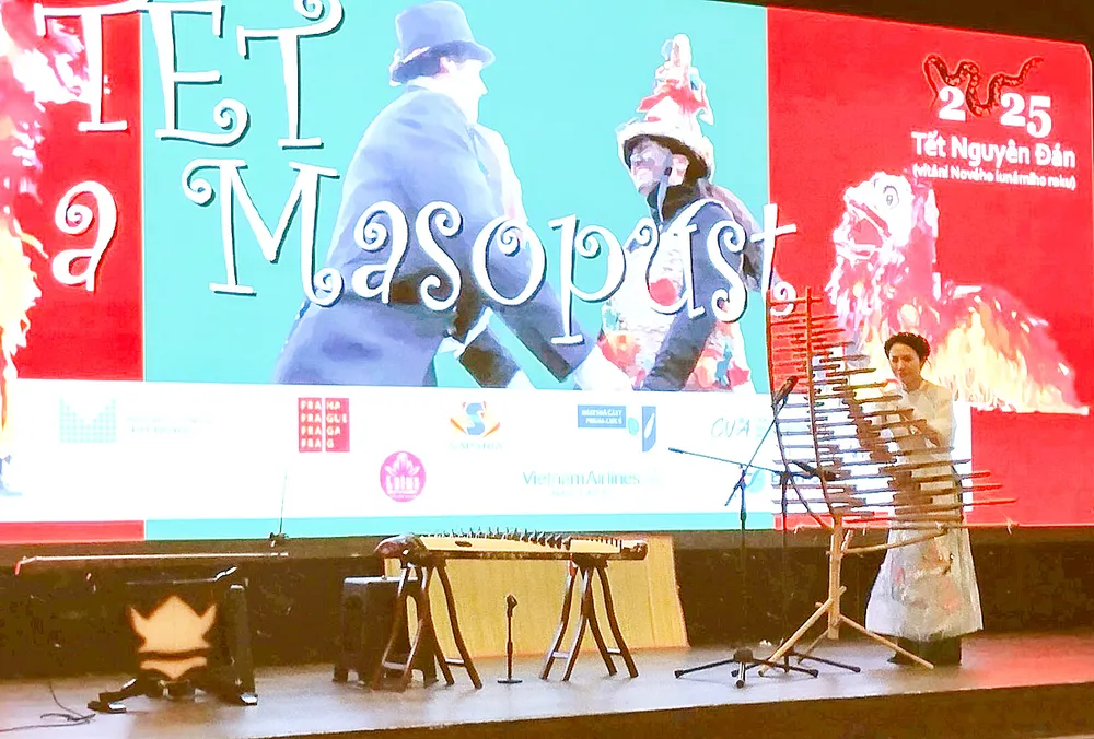 Biểu diễn văn nghệ tại Lễ hội Tết Việt và Lễ hội cổ truyền Masopust của Czech. Ảnh: MAI LAN