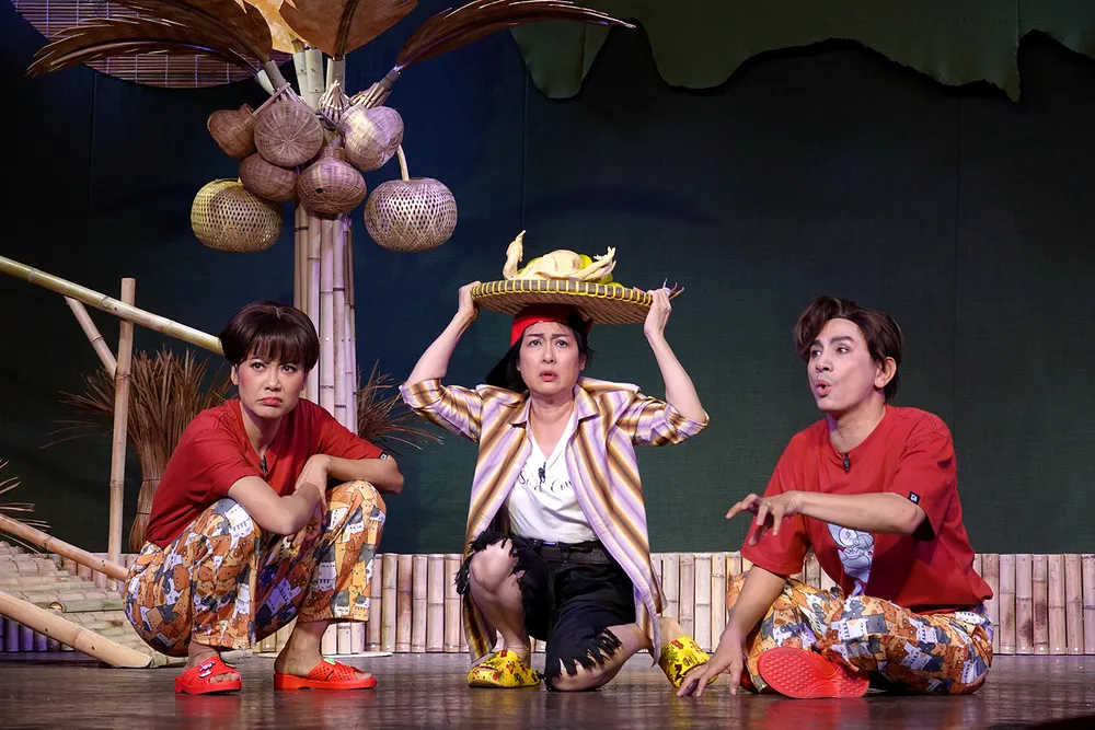 Các nghệ sĩ Hồng Ánh, Thanh Thủy và Đình Toàn trong vở kịch "Cái gì vui vẻ thì mình ưu tiên"