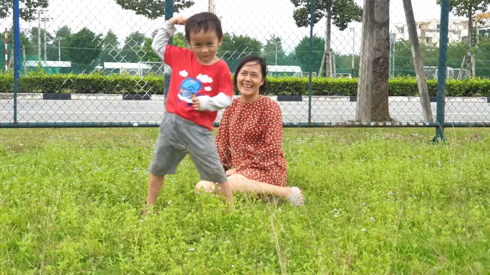 Vui chơi với con, dạy con từ sớm để trẻ có cách ứng xử văn minh. Ảnh: XUÂN HẠ