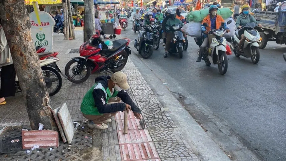 Hoàn thành điều chỉnh lối đi cho người khiếm thị trên đường Minh Phụng, quận 6