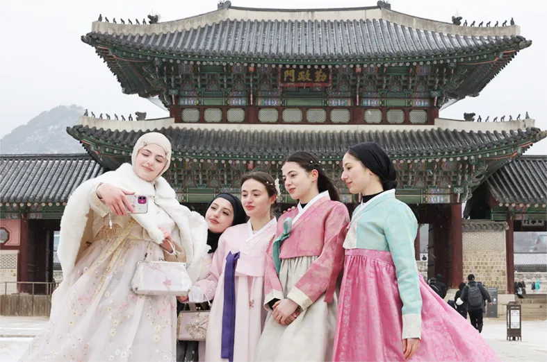 Du khách nước ngoài tham quan Cung điện Gyeongbokgung ở Seoul, Hàn Quốc. Ảnh: ChosunBiz 