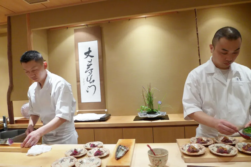 Phục vụ sushi trong nhà hàng Harutaka, Nhật Bản. Ảnh: LUXEAT