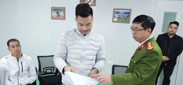 Cơ quan điều tra làm việc với Nguyễn Thành Luân, Giám đốc Công ty Rance Pharma. Ảnh: Báo Công An Nhân Dân