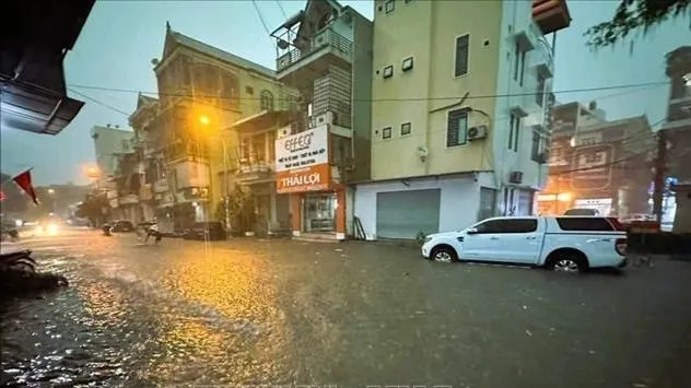 Mưa lớn gây ngập úng cục bộ trên Quốc lộ 48 qua địa bàn tại thị xã Thái Hòa (Nghệ An). Ảnh: TTXVN 