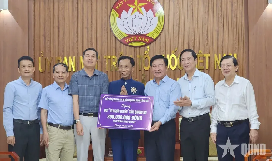 Hiệp sĩ Đại Thánh Giá (đứng giữa) và các thành viên đoàn công tác ủng hộ Quỹ Vì người nghèo tỉnh Quảng Trị