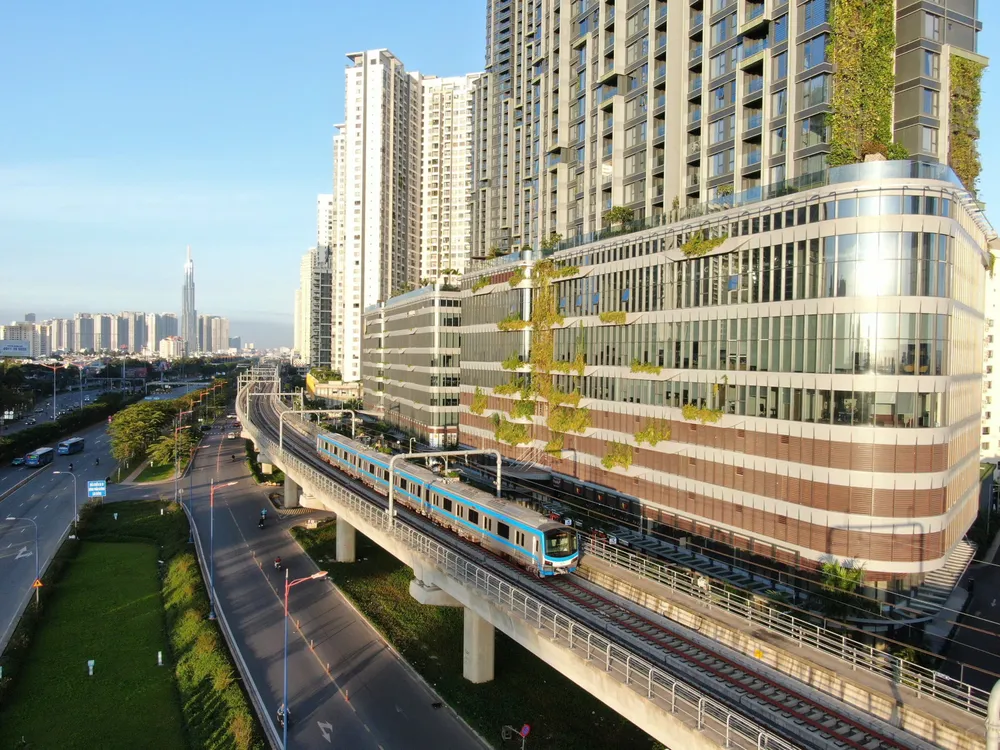 Tàu tuyến metro số 1 (Bến Thành - Suối Tiên) chạy ngang qua khu đô thị hiện đại ở TP Thủ Đức, TPHCM. Ảnh: HOÀNG HÙNG 