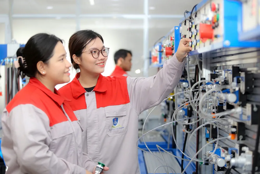 Sinh viên nữ ngành Tự động hóa, Trường ĐH Nguyễn Tất Thành trong giờ thực hành 