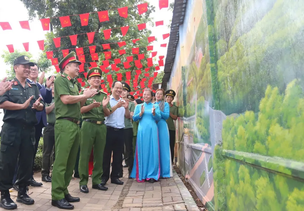 Bức bích họa “Việt Nam tươi đẹp” thứ 19 chào mừng kỷ niệm 50 năm Ngày Giải phóng miền Nam, thống nhất đất nước