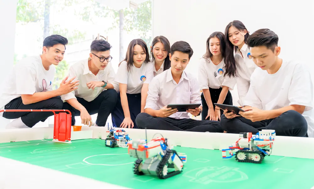 Sinh viên ngành AI Trường ĐH Khoa học Tự nhiên học thực hành tại Trung tâm Giáo dục Trí tuệ nhân tạo (ĐH Quốc gia TPHCM)