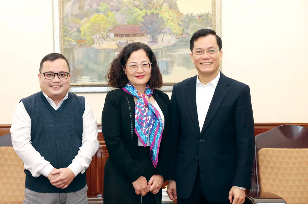 Nguyên Thứ trưởng Bộ Ngoại giao Hà Kim Ngọc (phải) cùng phóng viên Báo SGGP