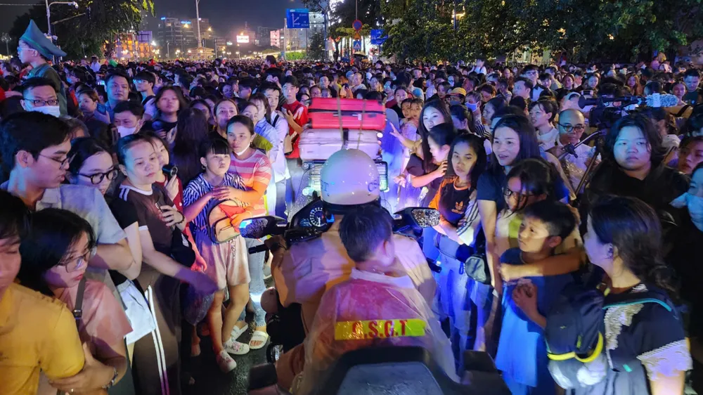 CSGT TPHCM mở đường đưa bé trai 5 tuổi đuối sức về chăm sóc và hỗ trợ tìm người thân.