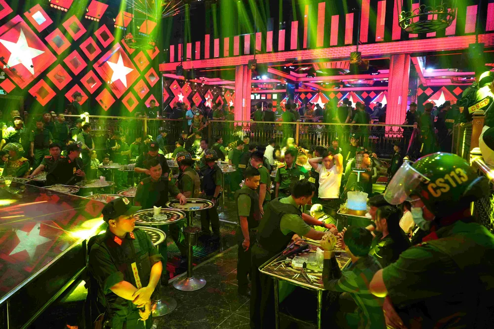 Hàng trăm cảnh sát bao vây quán bar Paris Night Club