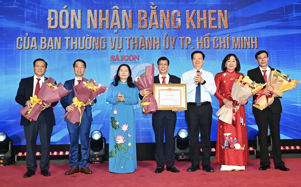 Phó Thủ tướng Mai Văn Chính và Chủ tịch HĐND TPHCM Nguyễn Thị Lệ trao bằng khen của Ban Thường vụ Thành ủy TPHCM đến tập thể Báo SGGP 