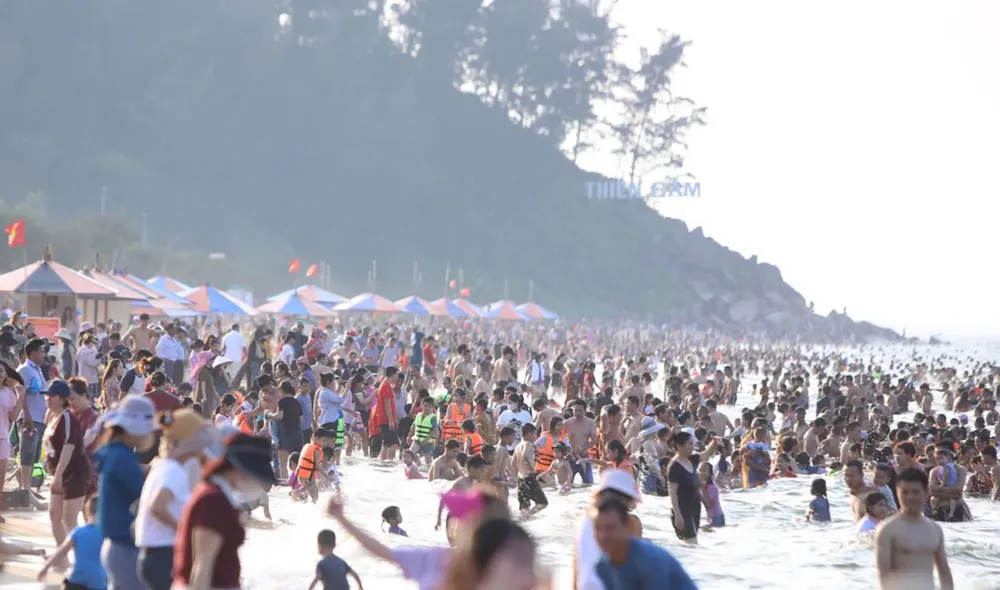 Hàng ngàn du khách tắm biển tại Khu du lịch biển Thiên Cầm (huyện Cẩm Xuyên, tỉnh Hà Tĩnh). Ảnh: DƯƠNG QUANG