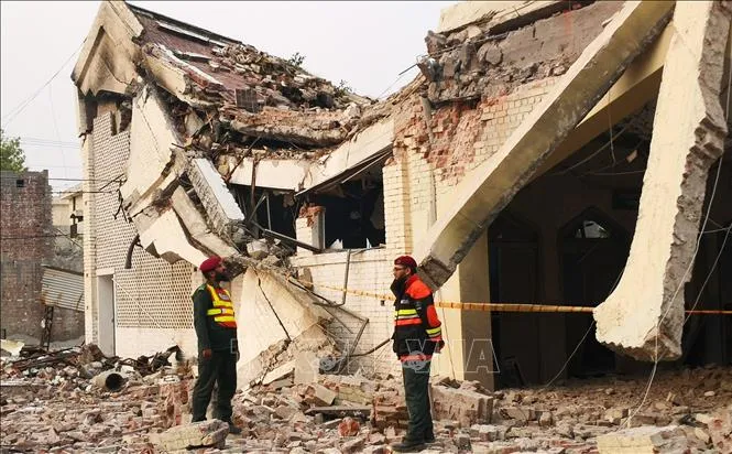 Rạng sáng 7-5, Ấn Độ đã bắn tên lửa nhằm vào nhiều địa điểm ở Pakistan, gồm cả khu vực Kashmir do Pakistan quản lý, trong bối cảnh căng thẳng leo thang giữa hai nước láng giềng. Trong ảnh là ngôi nhà tại Muridke, Pakistan bị phá hủy sau khi trúng tên lửa của Ấn Độ. Ảnh: THX/TTXVN