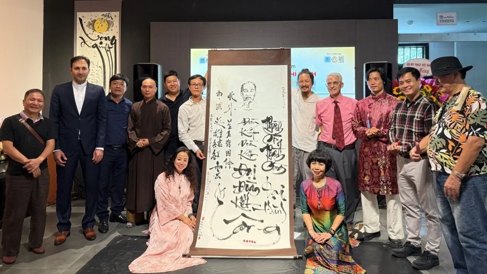 Triển lãm “Thơ Chủ tịch Hồ Chí Minh qua nét chữ sắc màu” 