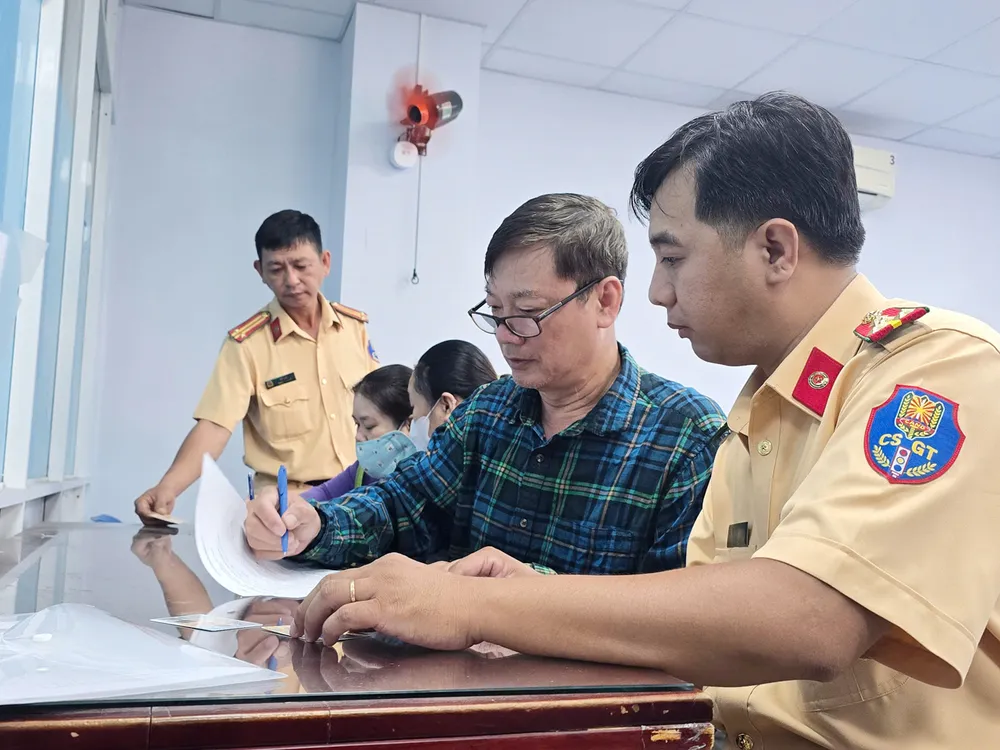 CSGT TPHCM hướng dẫn người dân làm thủ tục đăng ký xe