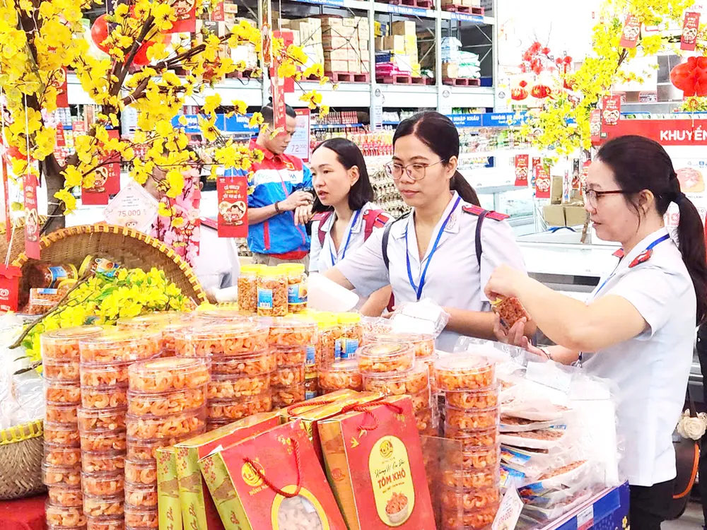 Cơ quan chức năng kiểm tra, khảo sát chất lượng thực phẩm tại chuỗi siêu thị Mega Market (TP Thủ Đức, TPHCM) dịp Tết 2025