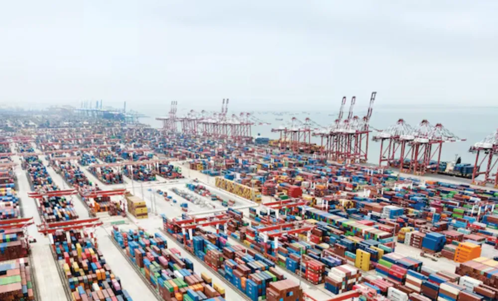 Container tại cảng Quảng Châu ở tỉnh Quảng Đông, Trung Quốc xếp hàng chờ vận chuyển. Ảnh: Yonhap