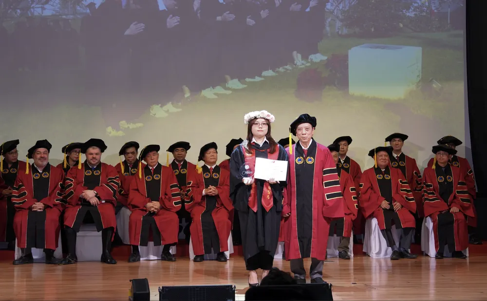 Tân thủ khoa Lê Thị Mỹ Quyền nhận học bổng thủ khoa tài năng