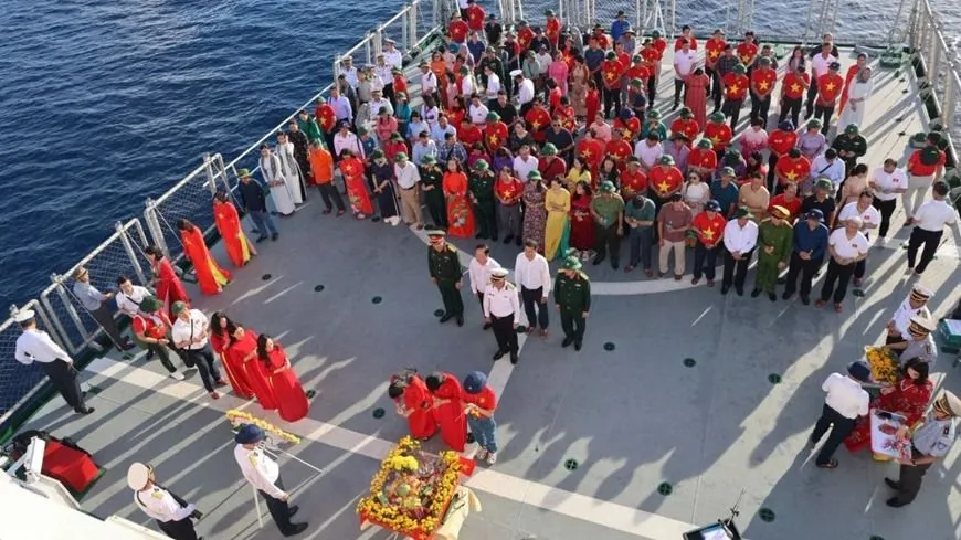 Lễ tưởng niệm các cán bộ, chiến sĩ hy sinh vì sự nghiệp chủ quyền biển đảo. Ảnh: Báo QĐND