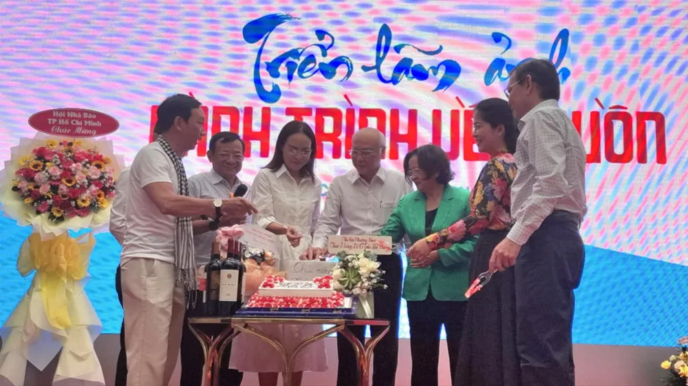 Các đại biểu cùng NAG Trần Thế Phong thực hiện nghi thức khai mạc triển lãm