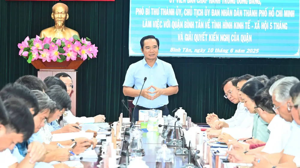 Chủ tịch UBND TPHCM Nguyễn Văn Được làm việc với quận Bình Tân. Ảnh: VIỆT DŨNG