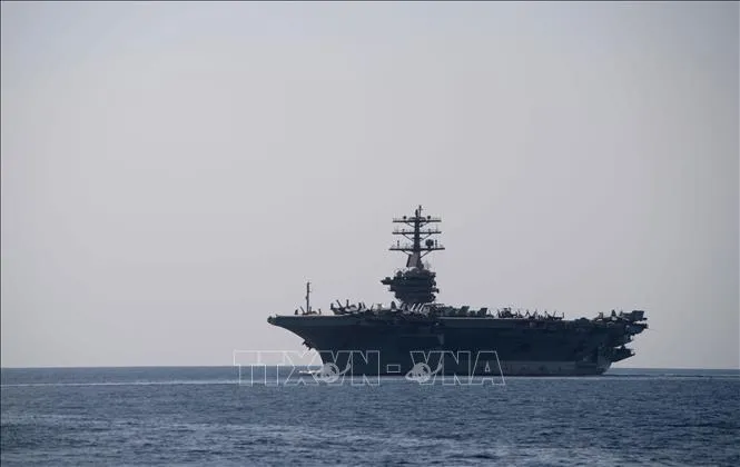 Tàu sân bay USS Nimitz của Mỹ đi qua Eo biển Hormuz. Ảnh tư liệu: AFP/TTXVN
