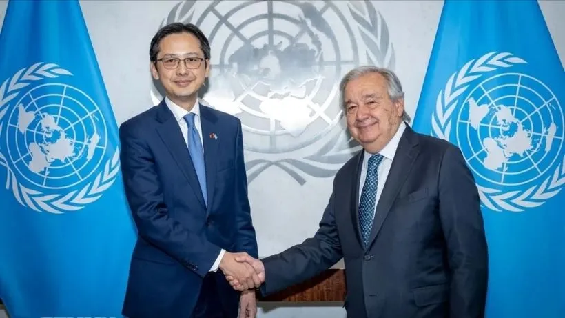 Đại sứ Đỗ Hùng Việt và Tổng Thư ký Liên hợp quốc António Guterres. Ảnh: TTXVN