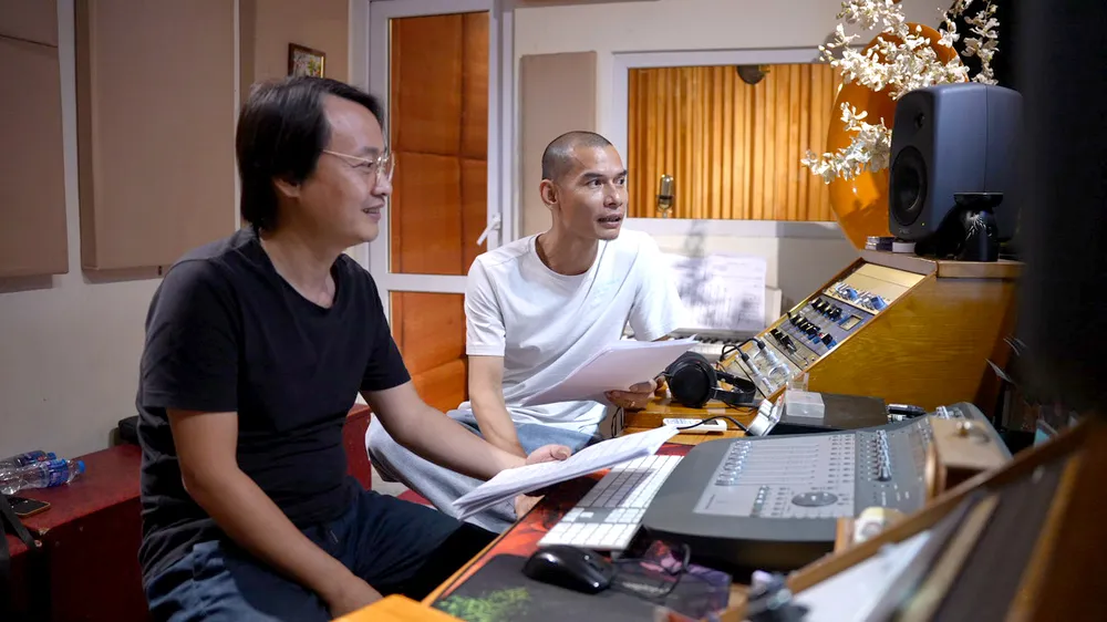 Đạo diễn - NSƯT Trịnh Lâm Tùng (áo trắng) trong phòng dựng phim Trạng Quỳnh nhí: Truyền thuyết Kim Ngưu. Ảnh: NVCC