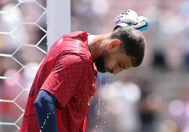 Thủ thành Donaruma (CLB PSG) phải dội nước liên tục để làm mát cơ thể