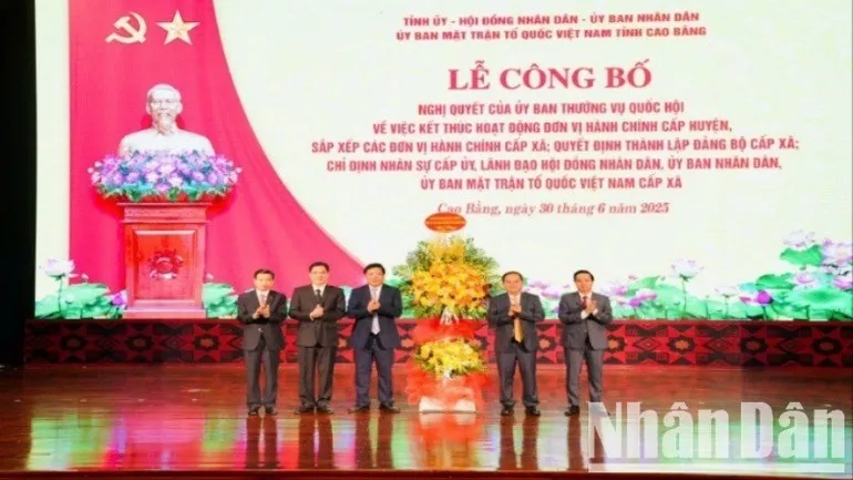 Bộ trưởng Xây dựng Trần Hồng Minh tặng hoa chúc mừng kết quả sắp xếp đơn vị hành chính tại tỉnh Cao Bằng. Ảnh: Báo Nhân Dân