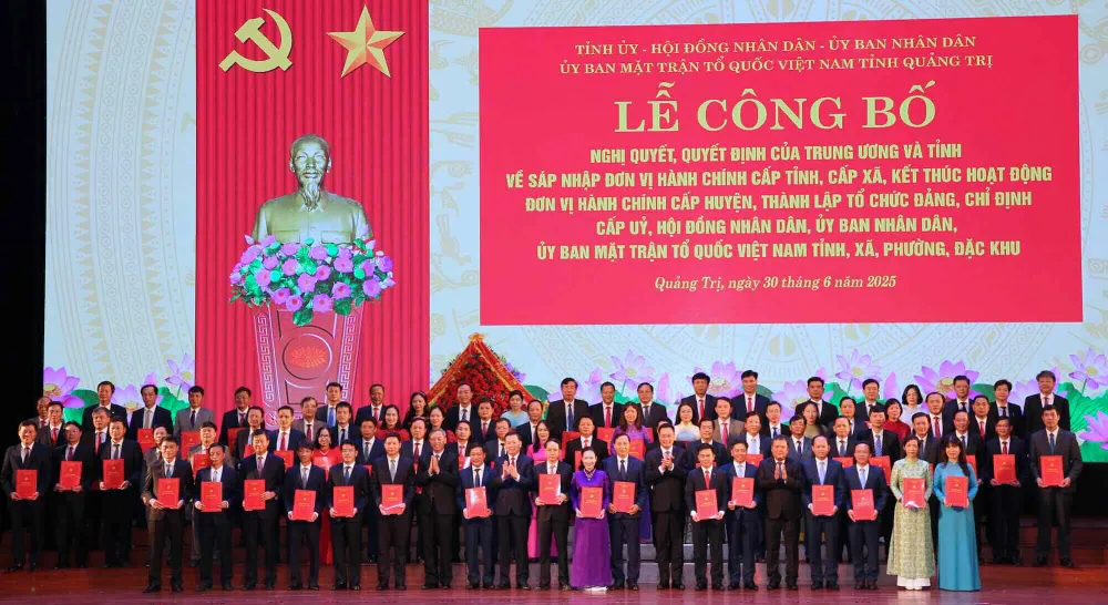 78 Bí thư Đảng ủy cấp xã ở tỉnh Quảng Trị nhận nhiệm vụ sáng 30-6. Ảnh: LĐO