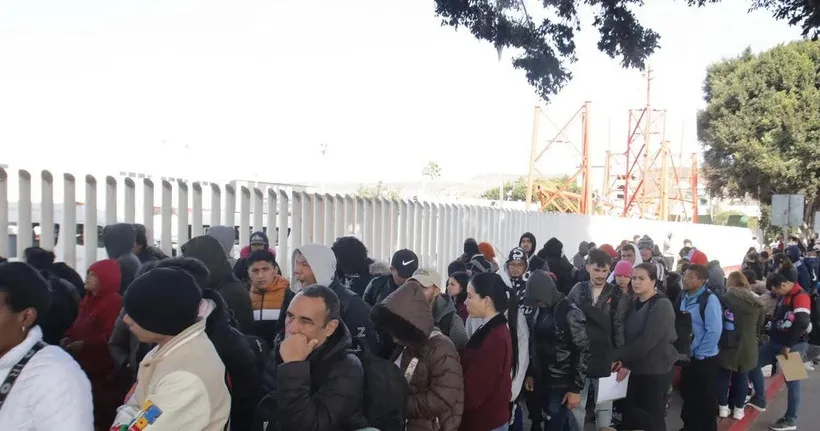 Người di cư tại cửa khẩu ở Tijuana, Mexico. Ảnh: THX/TTXVN