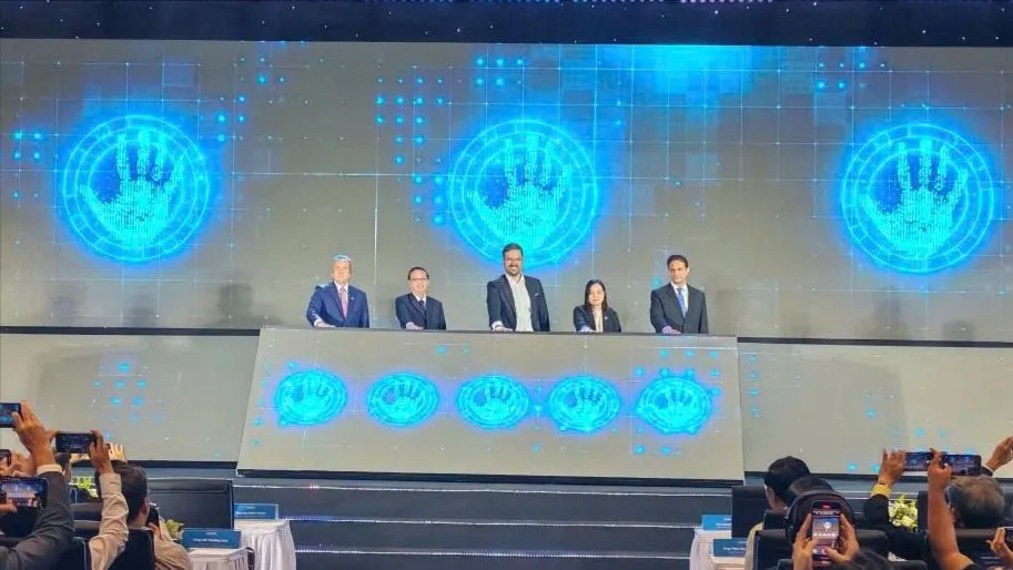 Các đại biểu bấm nút khánh thành giai đoạn 2 nhà máy sản xuất bao bì tiệt trùng của Tetra Pak 