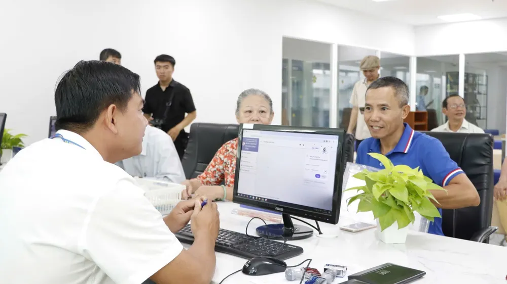 Công chức Trung tâm Phục vụ hành chính công phường Xuân Hòa (TPHCM) giải quyết hồ sơ thủ tục hành chính cho người dân trên cổng dịch vụ công