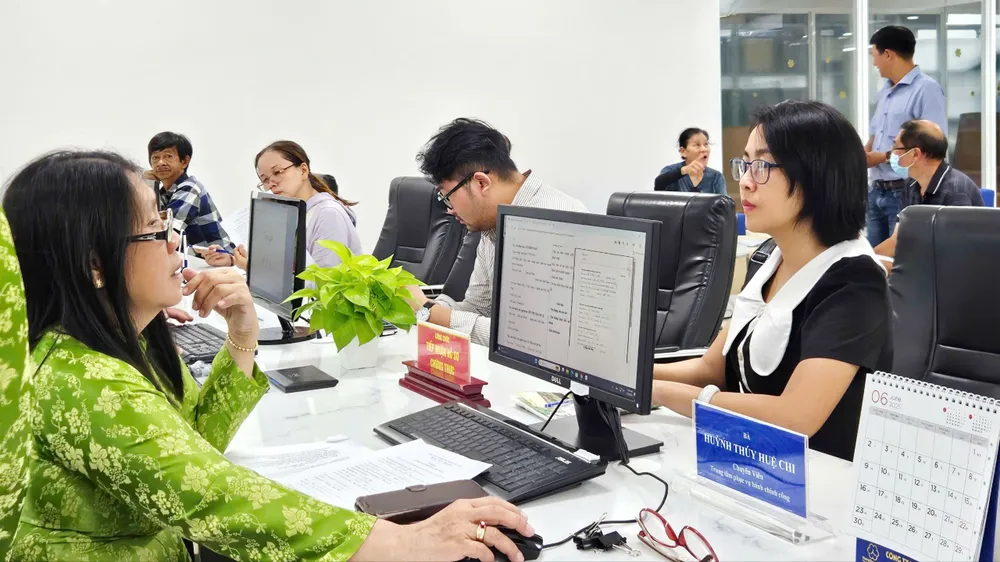 Công chức Trung tâm Phục vụ hành chính công phường Xuân Hòa giải quyết hồ sơ thủ tục hành chính cho người dân trên cổng dịch vụ công