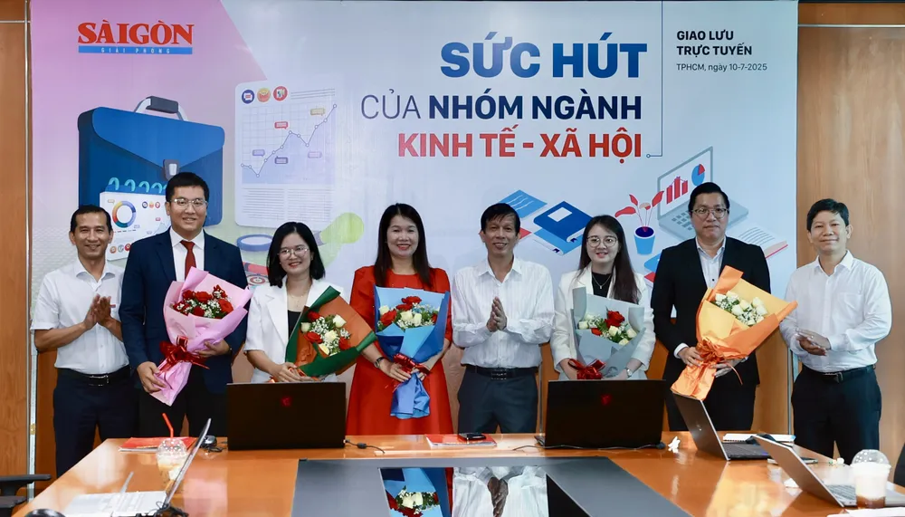 Phó Tổng Biên tập Phụ trách Báo Sài Gòn Giải Phóng Nguyễn Khắc Văn tặng hoa cho các chuyên gia hướng nghiệp giao lưu trực tuyến, sáng 10-7. Ảnh: DŨNG PHƯƠNG